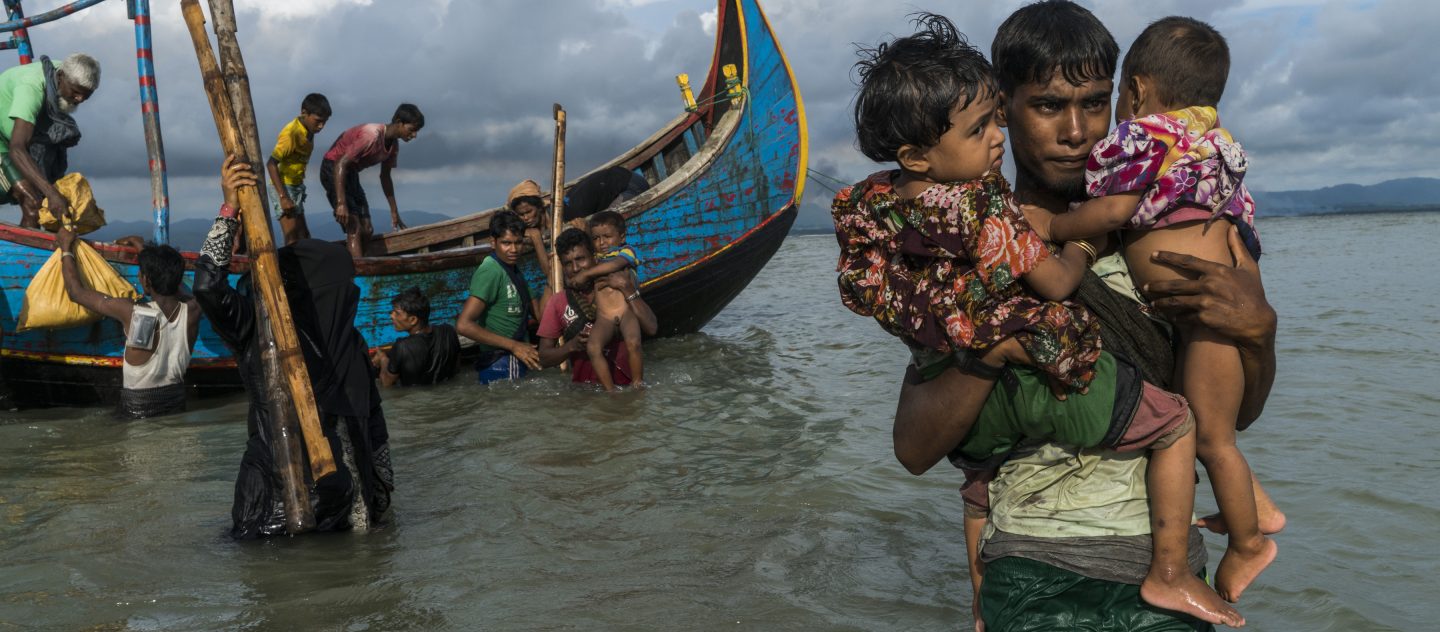 'Rohingya-flygtninge fra Myanmar flygter til Bangladesh i båd
