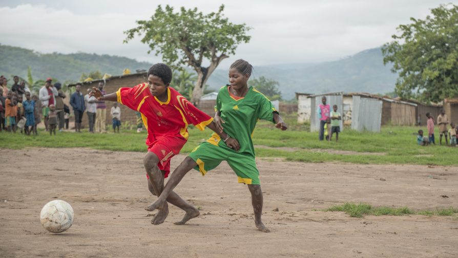 Fodbold giver piger fra Burundi styrke til at bearbejde traumer