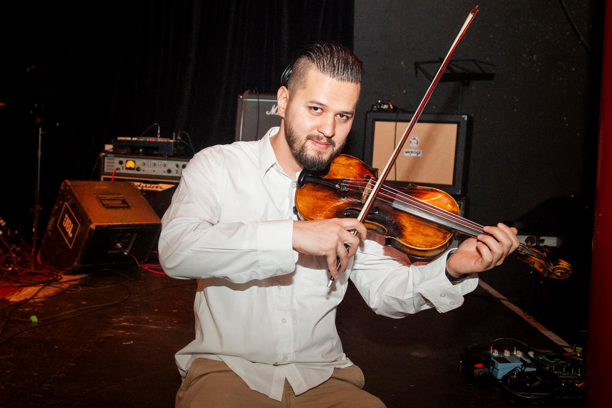 Austria. Refugees take music lessons in win-win exchange with students