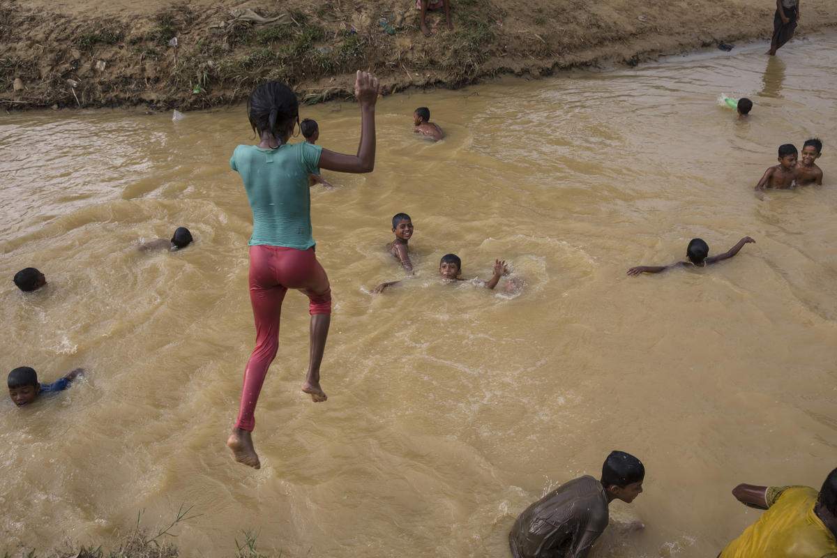 Bangladesh. Camps grow as Rohingya build more shelters