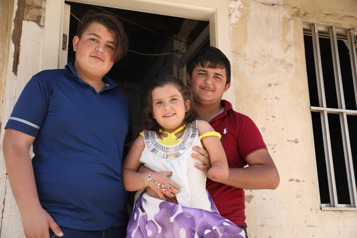 Sarah y sus hermanos mayores, Doreyd (izquierda) y Rabih (derecha)