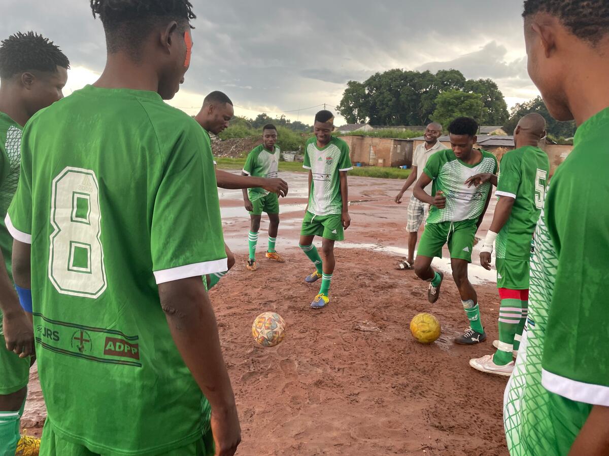 Jugadores del Club de Fútbol Plural de Lôvua asistieron a una sesión de práctica en Dundo.