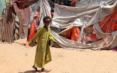 Conflicten en hevige overstromingen in Somalië dwingen duizenden mensen hun huizen te ontvluchten, midden in de strijd tegen COVID-19.