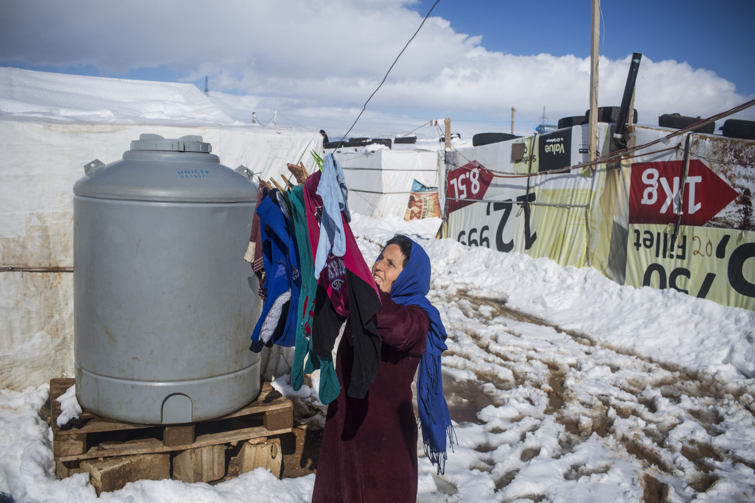 Ahdla, gevlucht uit Syrië, hangt de was op aan de waslijn in Doures waar zij en haar gezin verblijven. Het is haar zesde winter in Libanon. ©UNHCR/ Diego Ibarra Sánchez