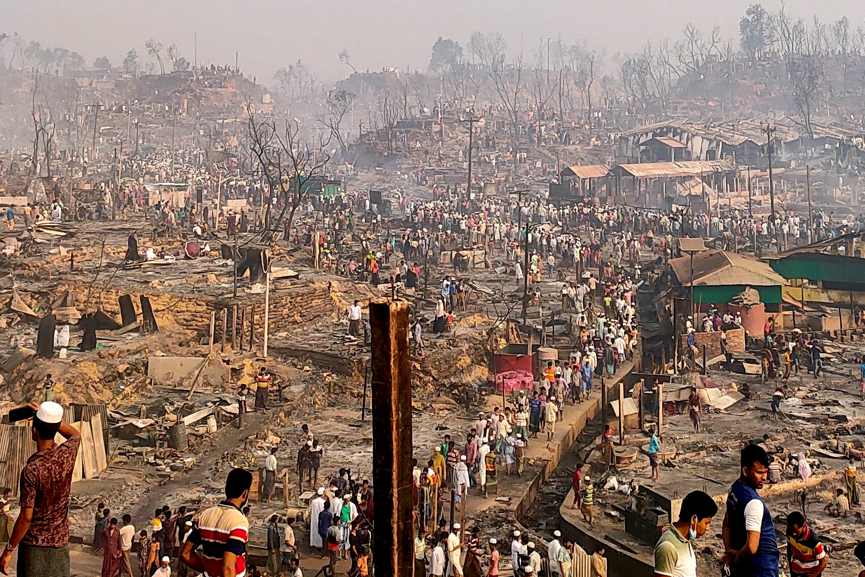 Brand verwoest onderkomens in Rohingya-vluchtelingennederzetting in Cox's Bazar. © REUTERS