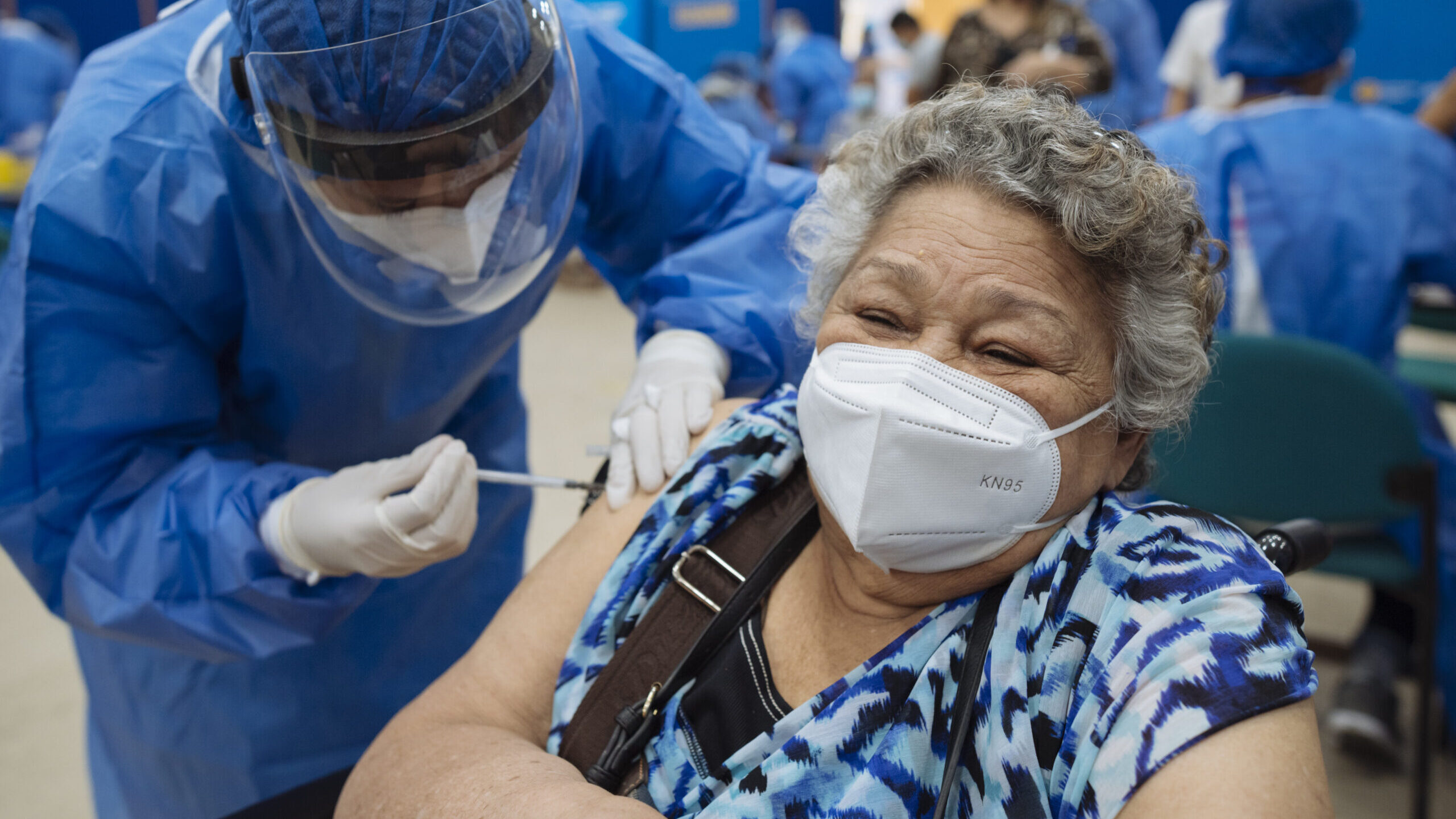 Angela del Valle (76) uit Venezuela krijgt haar eerste dosis van het coronavaccin in Guayaquil, Ecuador. © UNHCR/Santiago Arcos Veintimilla