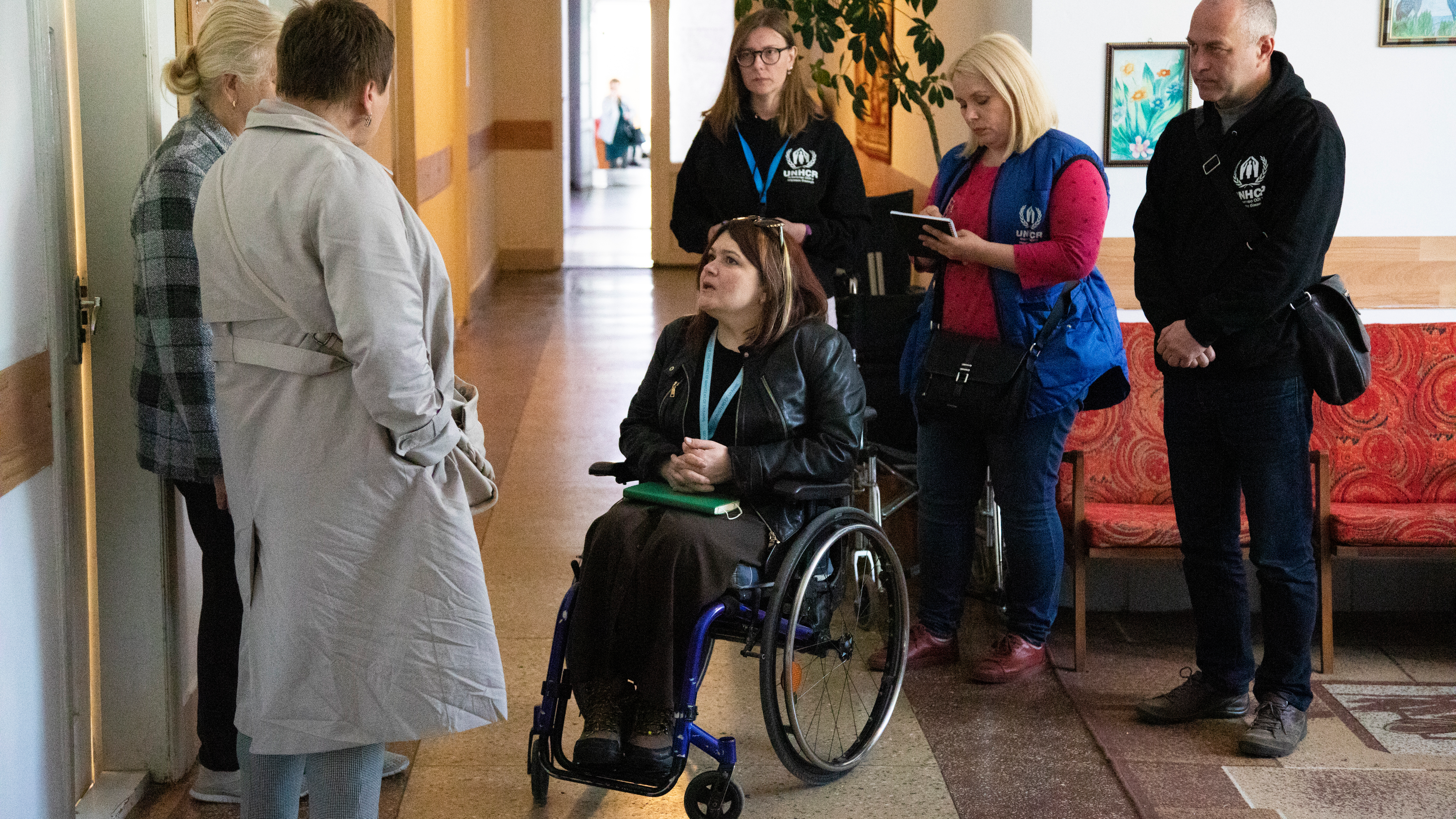 Tetiana Barantsova et des employés du HCR lors de leur visite au Centre régional pour la réhabilitation des personnes handicapées à Velykyi Bereznyi, un village de la région de Zakarpattia en Ukraine. © HCR/Igor Karpenko