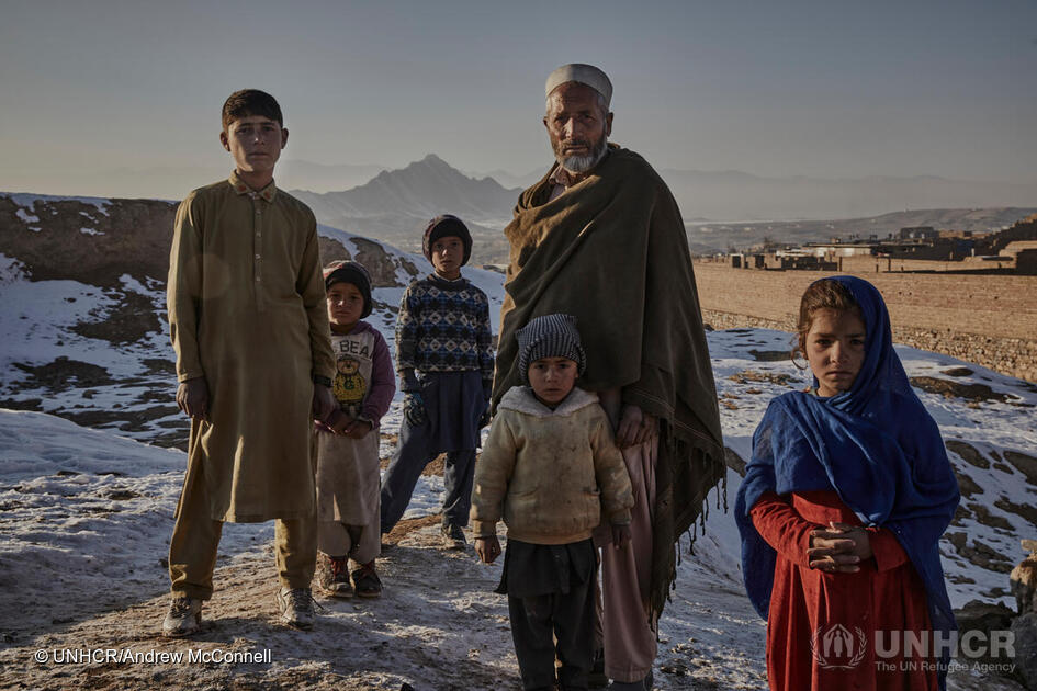 Juli 2022. De 65-jarige Liudmyla in haar verwoeste huis in Boetsja, nabij Kiev. Ze woont er met haar 85-jarige moeder Vira. © UNHCR / Andrew McConnell