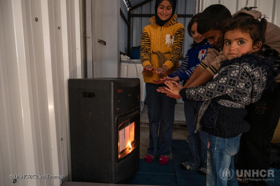 Eind februari en begin maart moesten duizenden mensen halsoverkop Oekraïne ontvluchten. Hier wachten mensen in een station op treinen richting Polen. © UNHCR / Valerio Muscella