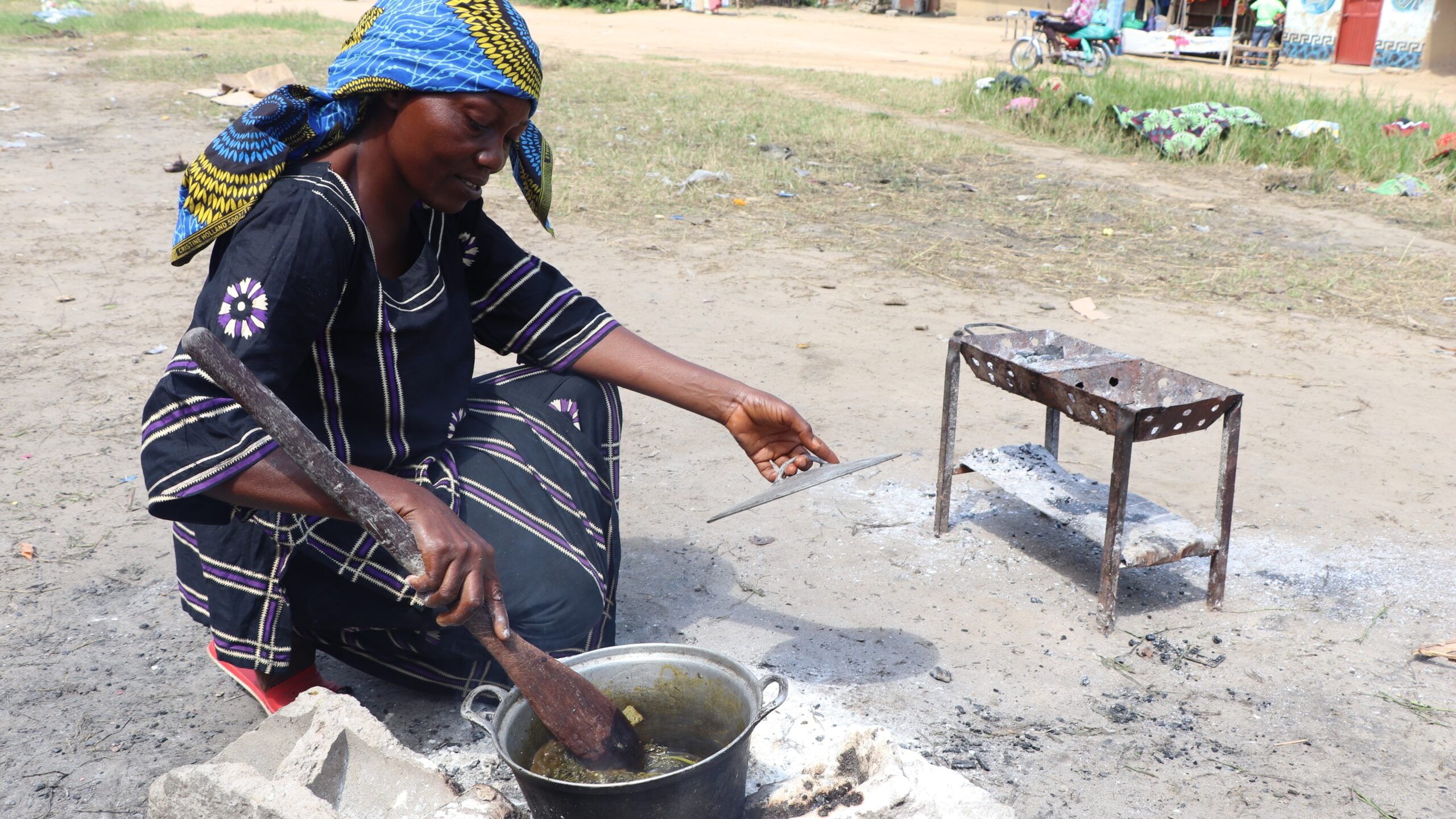 Mayanda Béatrice, 54, prépare des feuilles de patates douces pour sa famille. Elle a fui le village de Bokala, dans la province de Mai Ndombe, où elle travaillée dans les champs. Depuis août, elle habite dans le centre collectif de Bandundu, dans la province de Kwilu. Bétrice a marchée avec ses trois enfants et son beau fils pendant cinq jours afin de joindre Bandunu. © HCR/Simon Lubuku