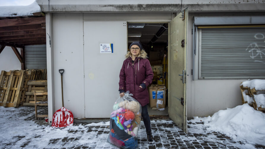Anna (40 ans), originaire de Wieliczka en Pologne, dépose des vêtements d’hiver et des jouets au centre de soutien de Łagiewnicka Point. © HCR/Anna Liminowicz