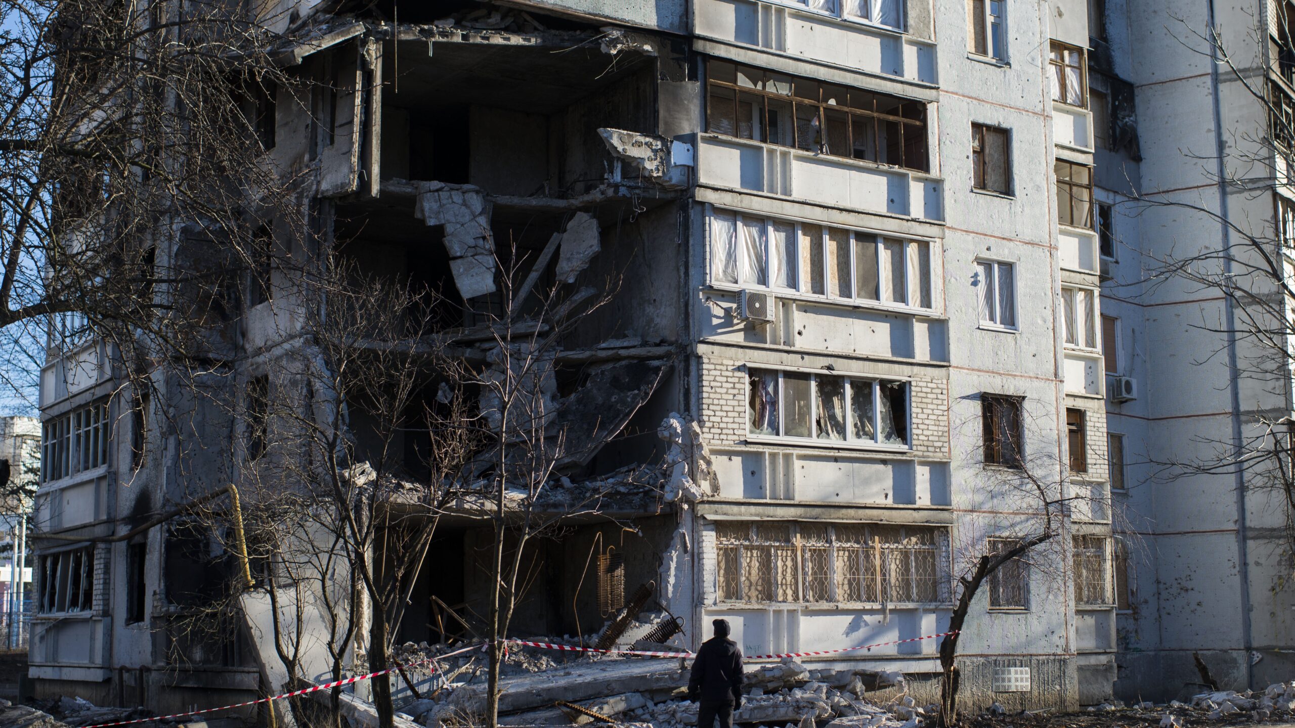 Een verwoest appartementsgebouw in het Saltivskyi-district, Charkov. © UNHCR/Colin Delfosse