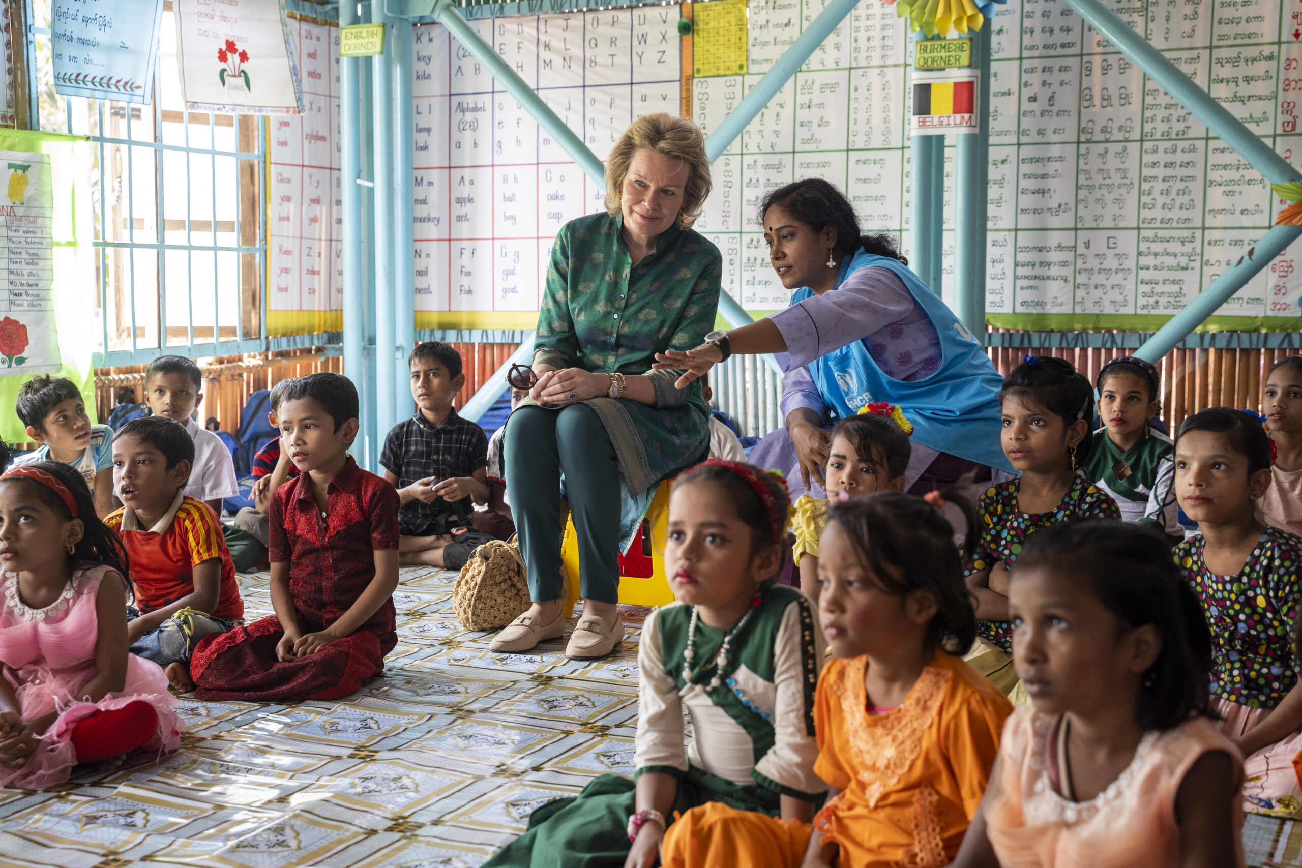 La Reine Mathilde au centre d'apprentissage pour les réfugiés Rohingya, géré par le HCR et le CODEC, lors de sa visite au camp de réfugiés Rohingya à Ukhiya, Cox's Bazar au Bangladesh le 7 février 2023. HCR Saikat Mojumder