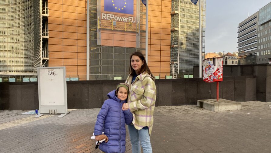 Alina Kokhanko, refugee from Ukraine and President of the Ukrainian Voices Refugee Committee, and her daughter in front of the European Commission in Brussels. ©UNHCR/Frederik Bordon