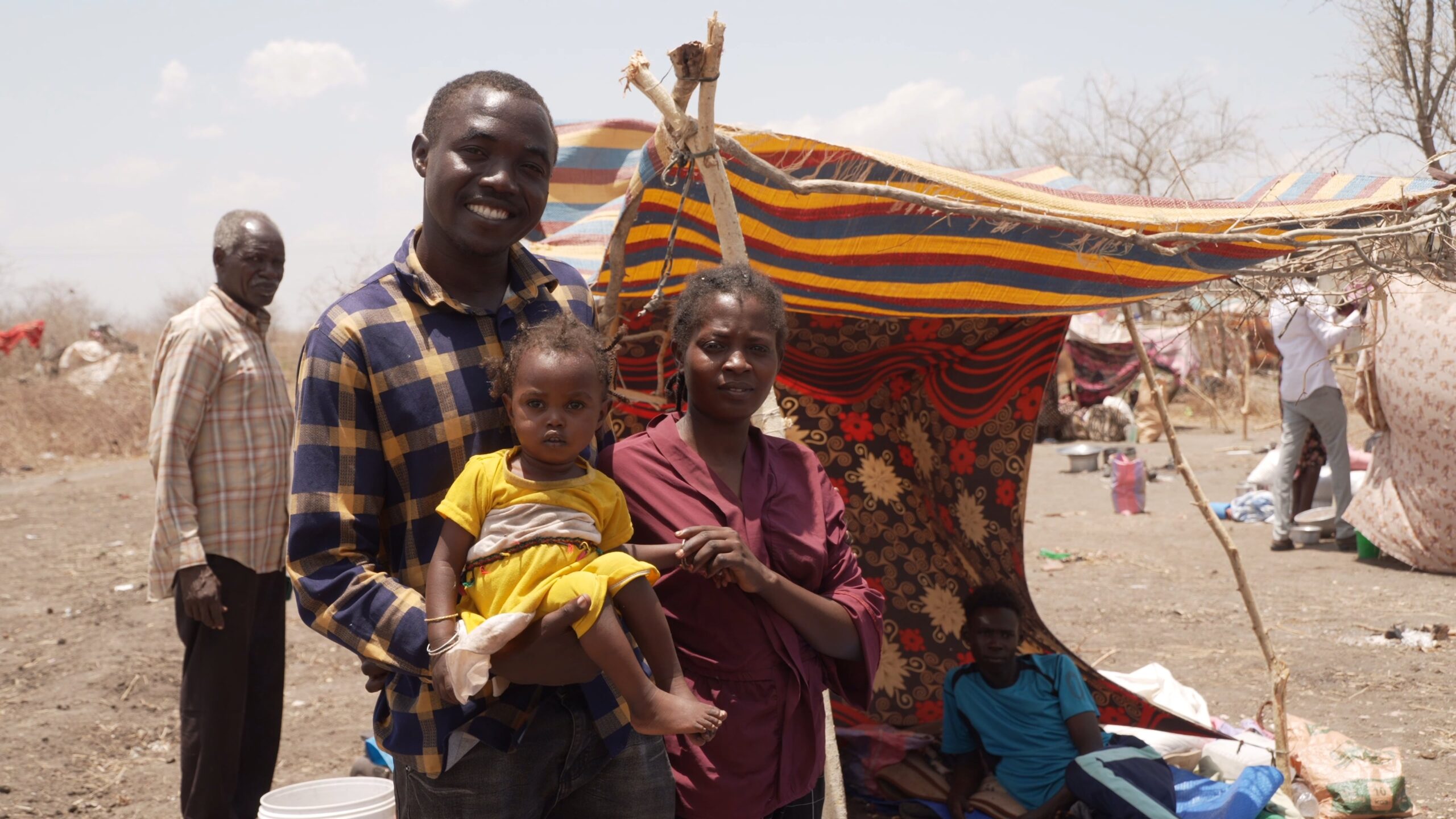 Ousman Abdallah ontvluchtte de gevechten in Khartoem en zocht samen met zijn vier kinderen en zwangere vrouw veiligheid in Zuid-Soedan © UNHCR/Melik Benkritly