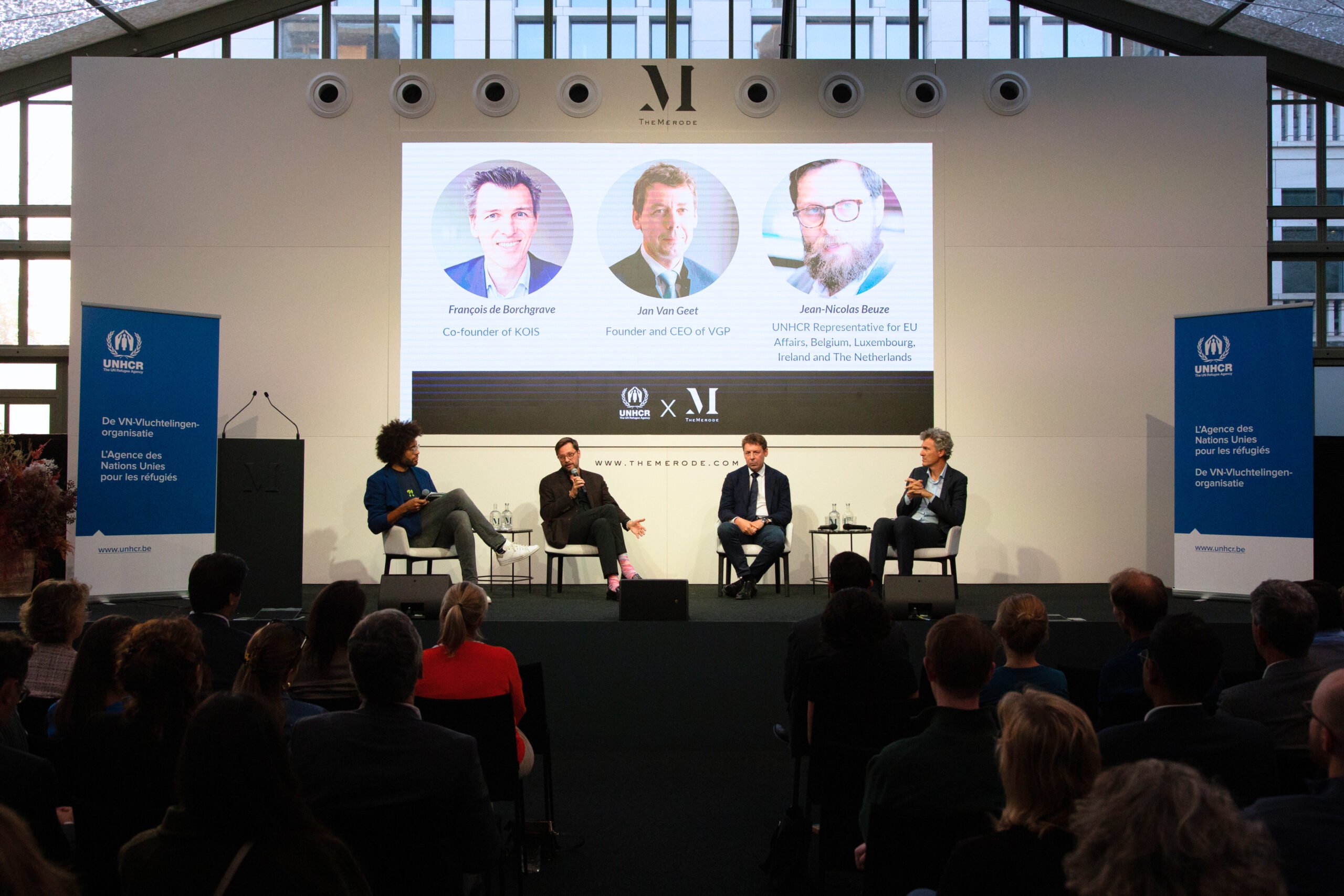 Sprekers Jean Nicolas Beuze, vertegenwoordiger van UNHCR België, Jan Van Geet, oprichter en CEO van VGP, en Francois De Borchgrave, medeoprichter van Kois, Caring Finance op het podium in The Merode.