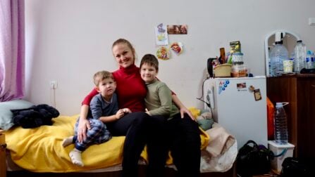 Viktoria Kolibabchuk met haar kinderen in een opvangcentrum in Moldavië.