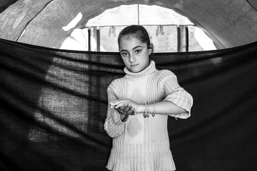这就是使英国小女孩咪咪•福勒深受感动的照片——梅在伊拉克多米兹的难民营里——她因此给梅买了一个新的玩具娃娃。© UNHCR/B.Sokol