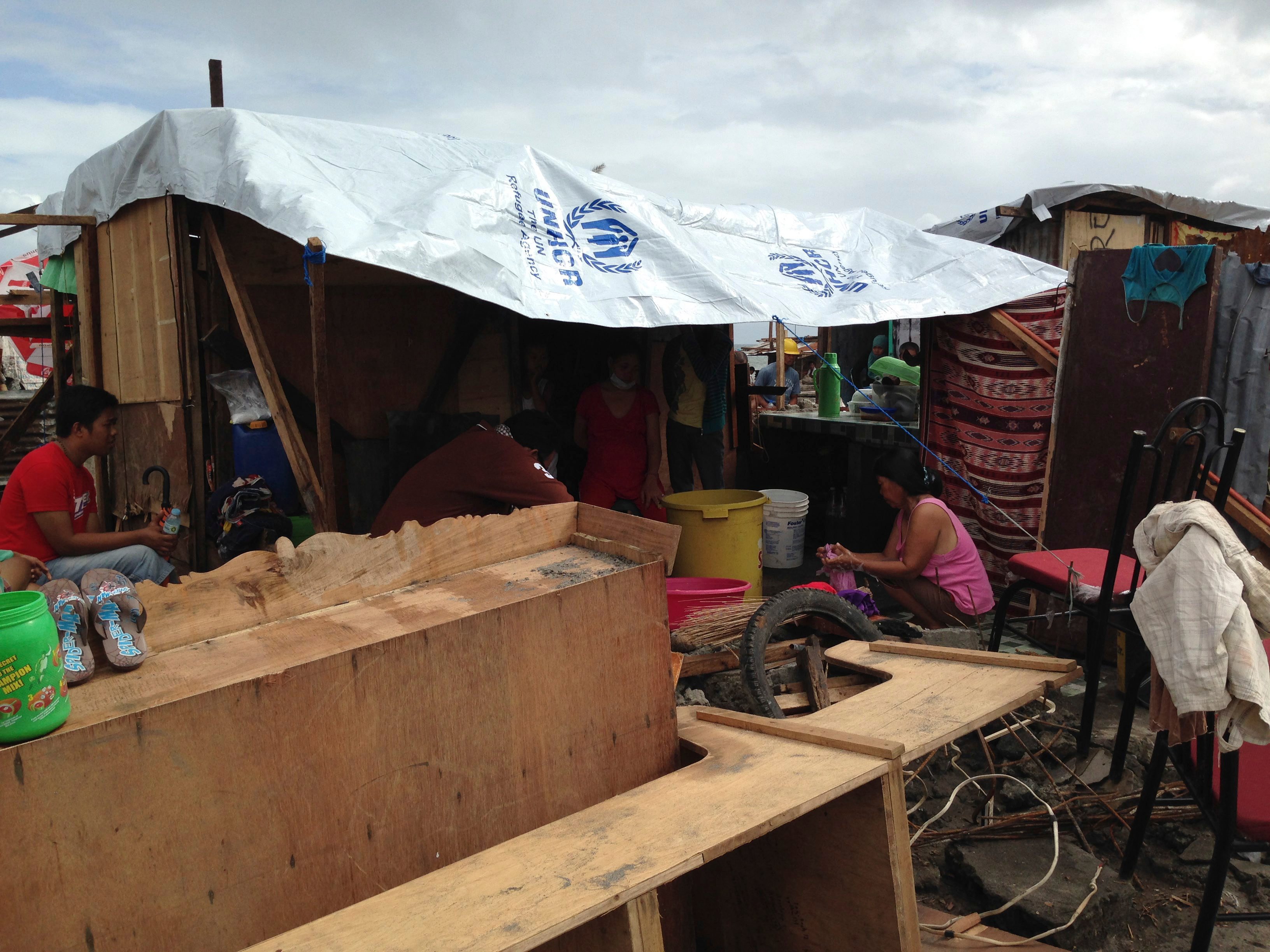 联合国难民署的帆布为海燕灾民筑起保护屏障