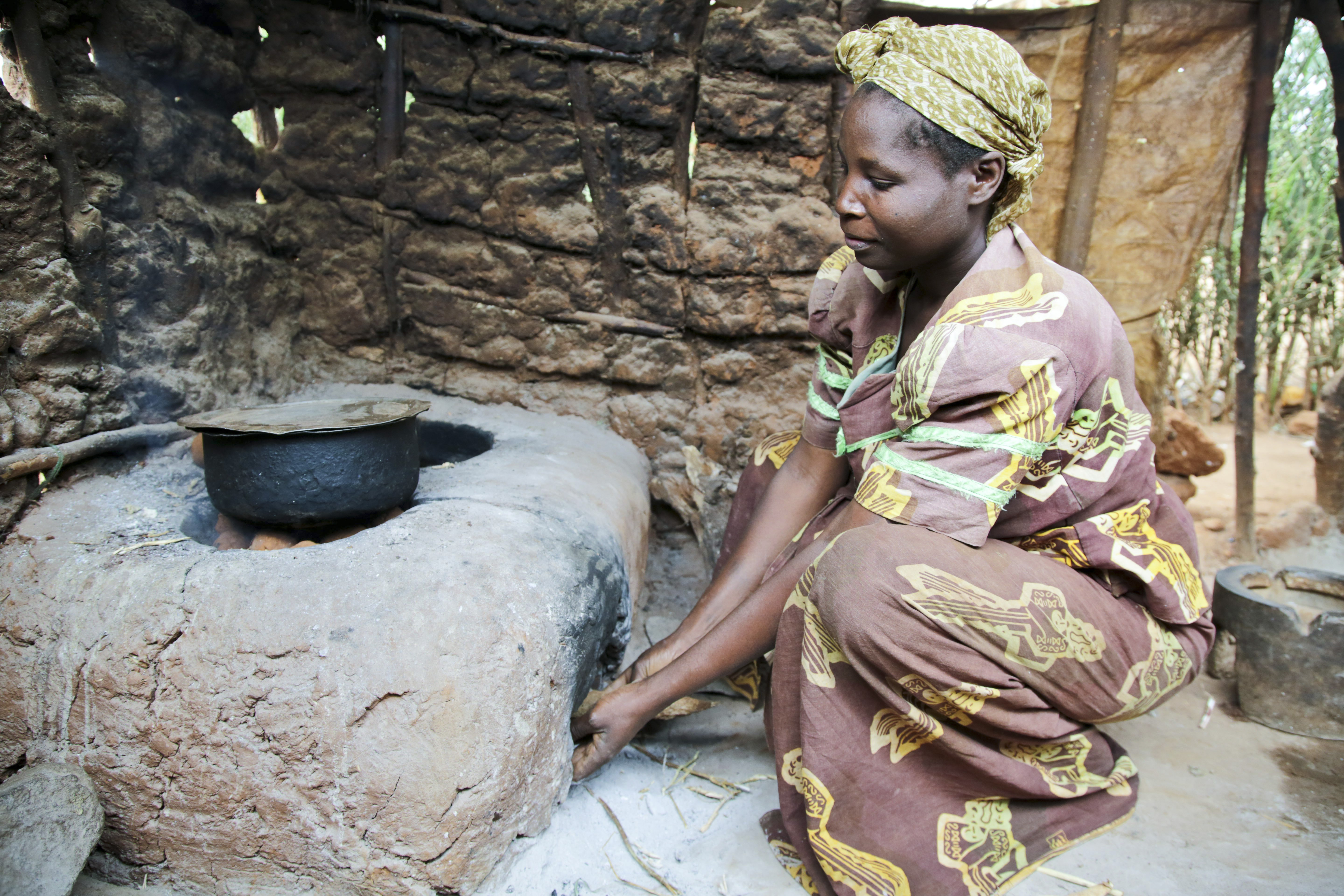 创新：燃料砖制作项目帮助保护乌干达难民营内的妇女