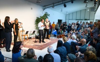 难民和大提琴家马友友一起享受音乐表演的紧张和喜悦