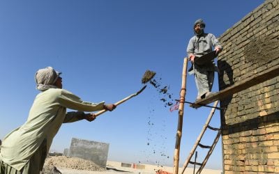 生活在废墟中的阿富汗人获得帮助修建住房