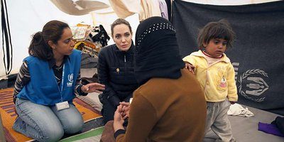 Η Angelina Jolie ταξιδεύει στα σύνορα Συρίας-Ιορδανίας ενόσω συνεχίζεται η εισροή προσφύγων