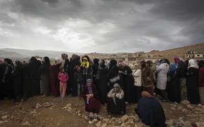 Χιλιάδες άνθρωποι αψηφούν το ψύχος για να γλιτώσουν από τη σύγκρουση στη Συρία και να φτάσουν στο Λίβανο