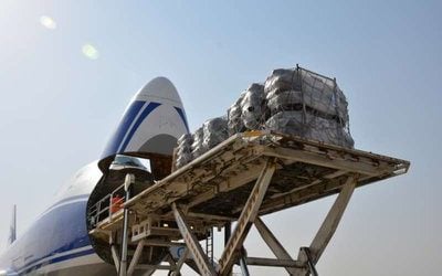 Η επιχείρηση ανθρωπιστικής βοήθειας της Ύπατης Αρμοστείας ξεκινά καθώς το πρώτο αεροπλάνο Boeing 747 προσγειώνεται στο Erbil του Ιράκ