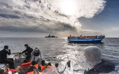 Ένας χρόνος από το ναυάγιο στη Λαμπεντούζα: Η Υ.Α. προειδοποιεί ότι οι παράτυπες διελεύσεις από τη Μεσόγειο γίνονται όλο και πιο θανατηφόρες