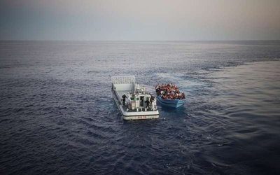 YA: Να επικεντρωθούμε στη διάσωση ανθρώπων – Αυτοί που αναζητούν άσυλο ή μεταναστεύουν δια θαλάσσης ξεπερνούν τις 348.000 παγκοσμίως