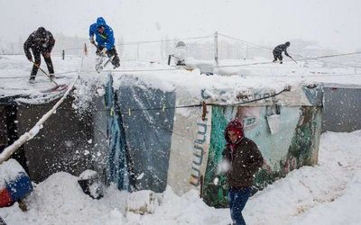 Πρόσφυγες παγιδεύονται από τις χιονοπτώσεις, καθώς χιονοθύελλες πλήττουν το Λίβανο και την Ιορδανία