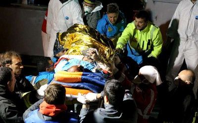 Τραυματίες με εγκαύματα μεταφέρθηκαν εσπευσμένα για θεραπεία στη Λαμπεντούζα μετά τη δύσκολη εμπειρία που έζησαν στα ανοιχτά