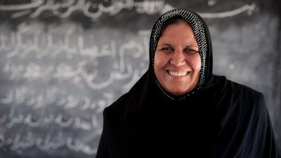 Η δασκάλα Aqeela Asifi, πρόσφυγας από το Αφγανιστάν, είναι η φετινή νικήτρια του Βραβείου Προσφύγων Νάνσεν της Υ.Α.