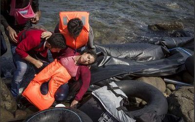 Καθώς ο αριθμός των αφίξεων προσφύγων και μεταναστών στην Ελλάδα φτάνει το μισό εκατομμύριο, η Ύπατη Αρμοστεία προειδοποιεί ότι το χάος θα συνεχιστεί εάν δεν ενδυναμωθούν οι δομές υποδοχής στην Ελλάδα και εάν δεν επιταχυνθεί η επανεγκατάσταση (relocation)