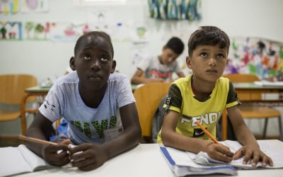 Η Ύπατη Αρμοστεία των Ηνωμένων Εθνών για τους Πρόσφυγες (UNHCR), το Tαμείο των Ηνωμένων Εθνών για τα Παιδιά (UNICEF) και ο Διεθνής Οργανισμός Μετανάστευσης των Ηνωμένων Εθνών (ΔΟΜ) παροτρύνουν τα ευρωπαϊκά κράτη να ενισχύσουν την εκπαίδευση των παιδιών προσφύγων και μεταναστών