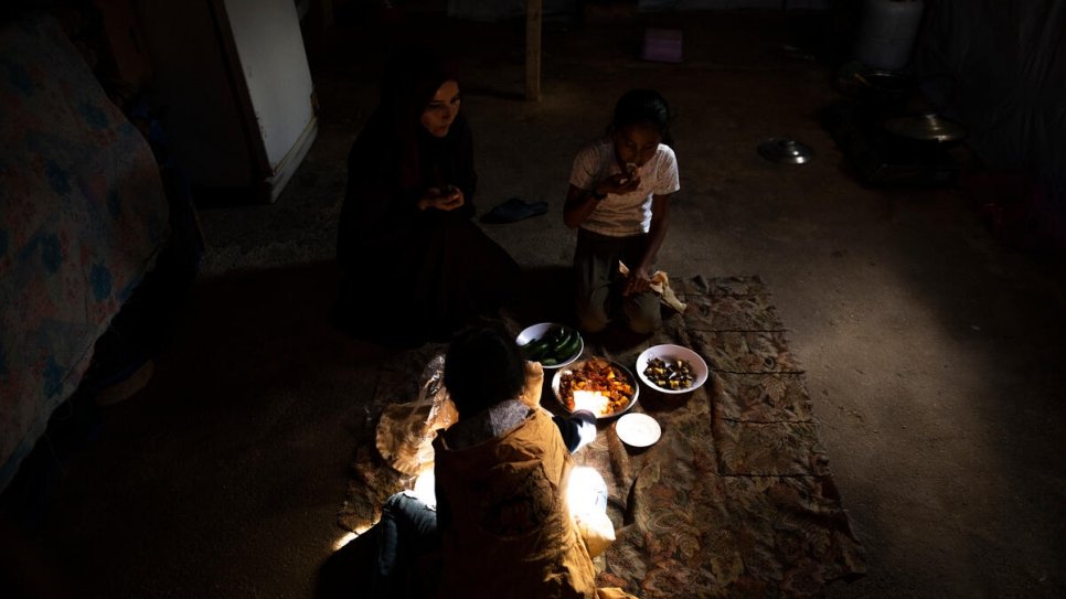 Majida and her daughters share a lunch of bread and vegetables_UNHCR_Haidar Darwish