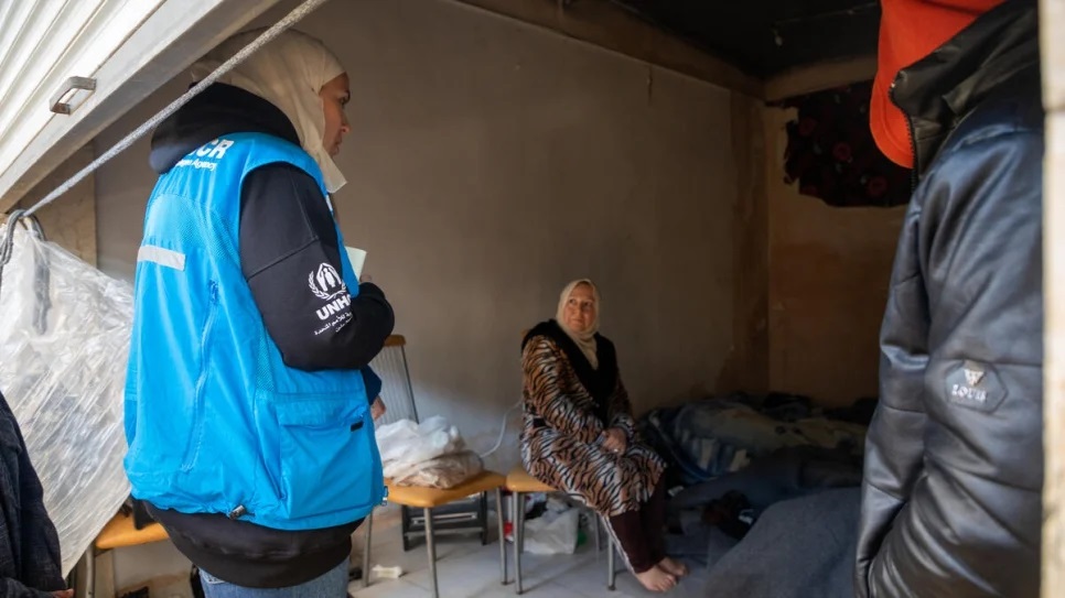 A UNHCR staff member meets a woman sheltering in the empty shops of Al-Harir souq in the Old City of Aleppo_UNHCR_Hameed Maarouf