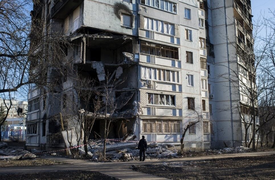 Ein zerstörtes Gebäude im Stadtteil  Saltivskyi in Kharkiv. 