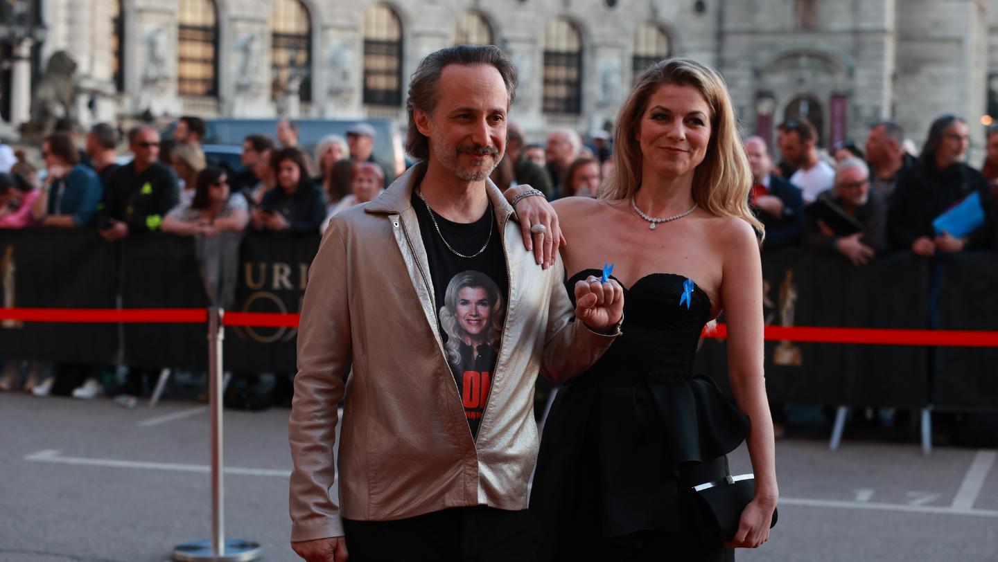 Schauspieler Michael Ostrowski und Schauspielerin Hilde Dalik mit den UNHCR-Schleifen bei der ROMY-Gala