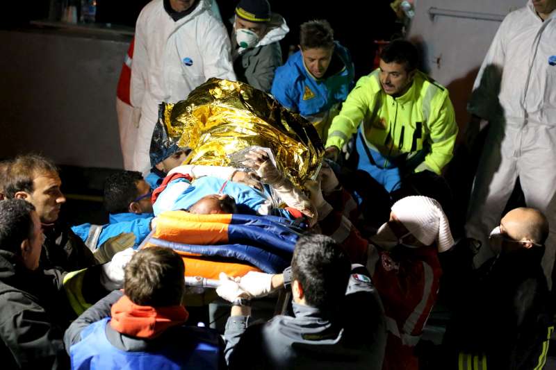Τραυματίες με εγκαύματα μεταφέρθηκαν εσπευσμένα για θεραπεία στη Λαμπεντούζα μετά τη δύσκολη εμπειρία που έζησαν στα ανοιχτά