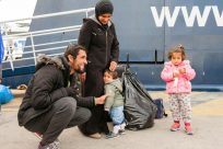 Οικογένεια από τη Συρία μεταφέρεται στην ενδοχώρα μετά τις δύσκολες συνθήκες στη Σάμο