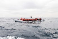 Η Υ.Α. χαιρετίζει την επίλυση της τελευταίας κρίσης στη Μεσόγειο, αλλά χρειάζεται επειγόντως μια προβλέψιμη διαδικασία διάσωσης