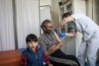 Η Ύπατη Αρμοστεία καλεί για ισότιμη πρόσβαση στα εμβόλια κατά του COVID-19 για τους πρόσφυγες