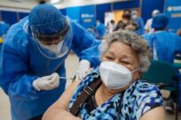 Η  Ύπατη Αρμοστεία καλεί τα κράτη να άρουν τα εμπόδια για την πρόσβαση των προσφύγων στον εμβολιασμό κατά του COVID-19