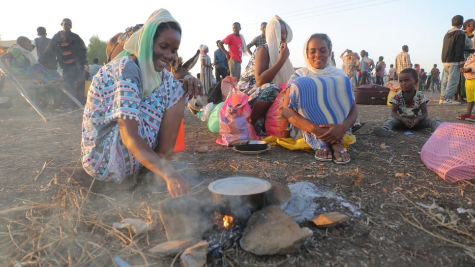 埃塞俄比亞難民在蘇丹的哈姆戴也特，在戶外生火煮食。 © UNHCR/Hazim Elhag