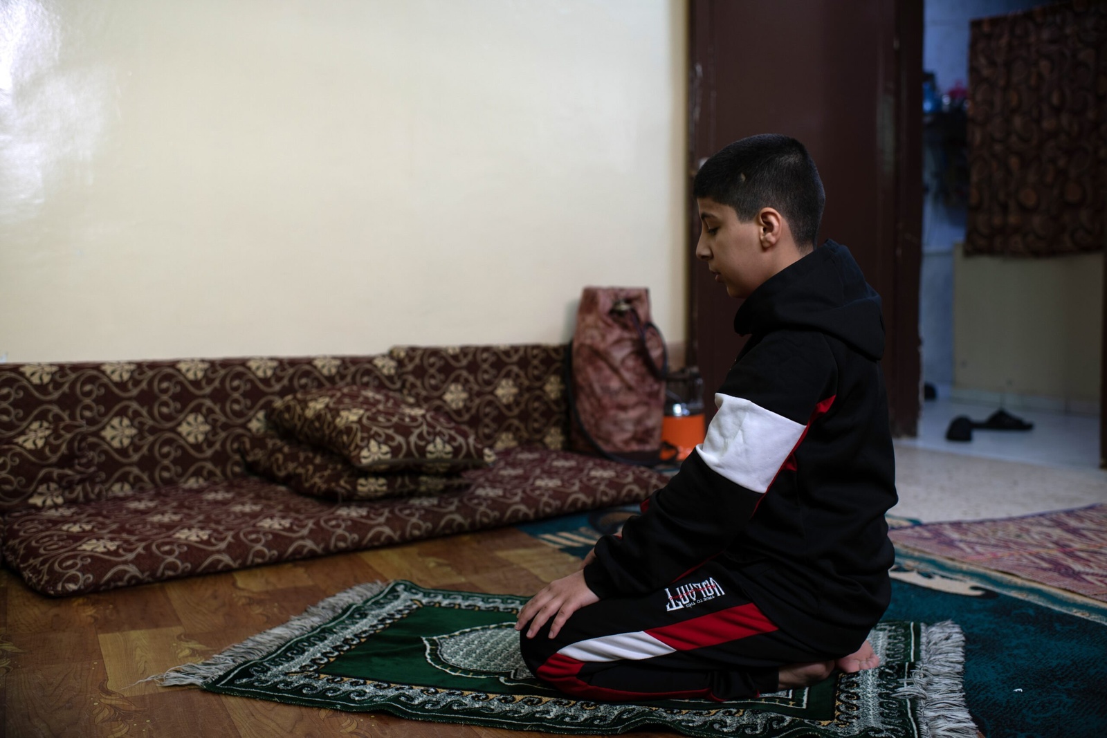 12 歲的 Ali 在齋戒月開始之前在家祈禱。 © UNHCR/Mohammad Hawari