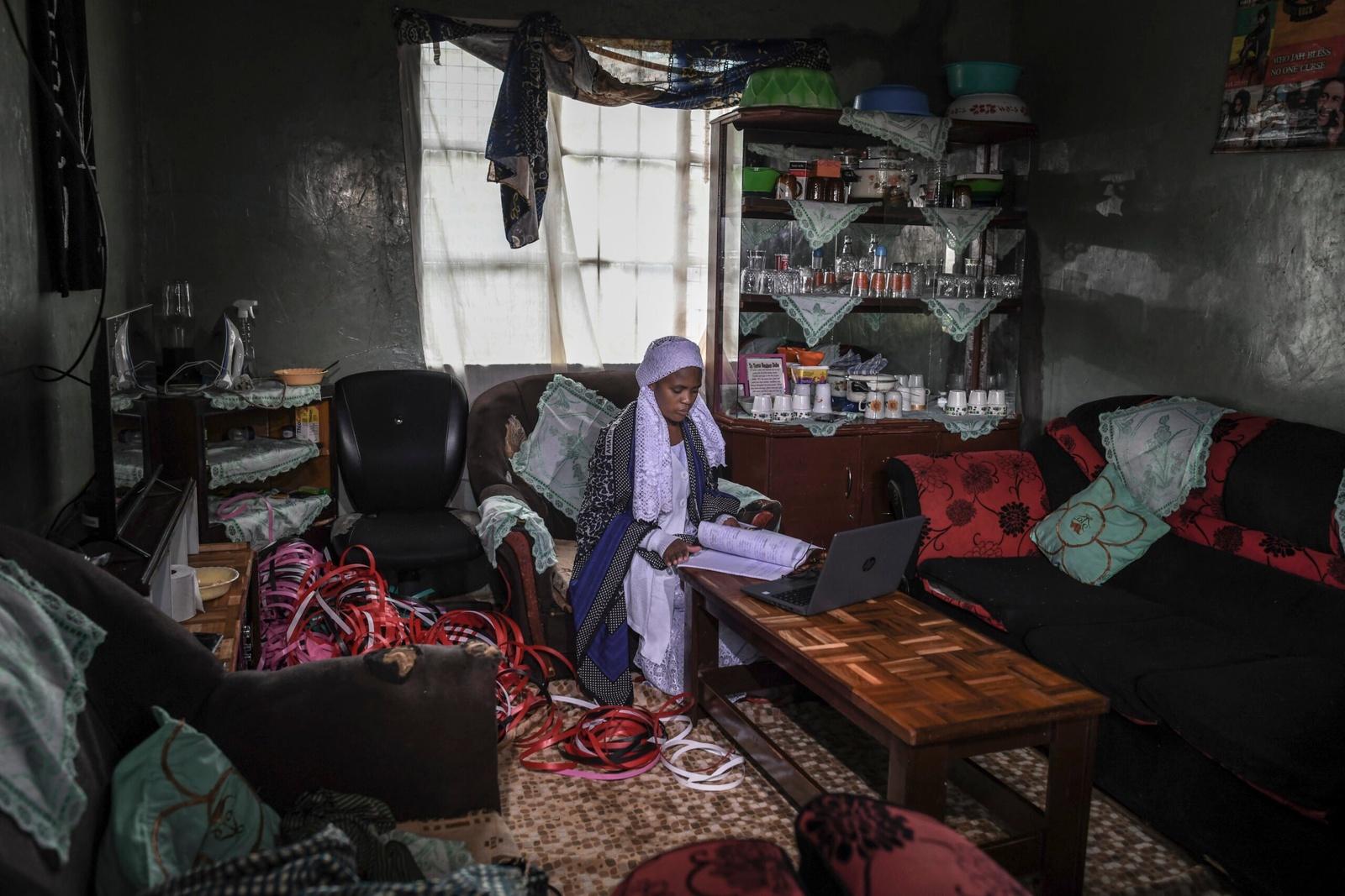 Twenty-year-old stateless Shona woman, Nosizi Reuben, revises on her laptop at home in Kinoo, Kenya. © UNHCR/Anthony Karumba