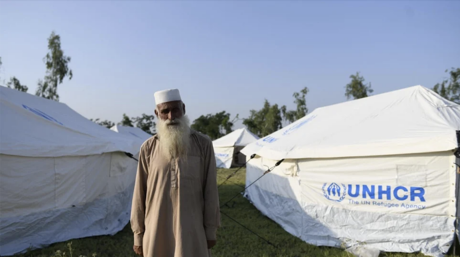 The flooding has uprooted Afghan refugee Bahadur Khan, 60, for the third time. After fleeing Afghanistan’s civil war in the 1990s, his home was completely destroyed by the catastrophic floods of 2010. © UNHCR/Usman Ghani