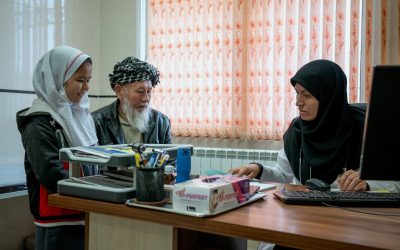 پزشک افغانستانی با هر تماس تلفنی اش، به پناهندگان در مبارزه با ویروس کووید-19  کمک می کند